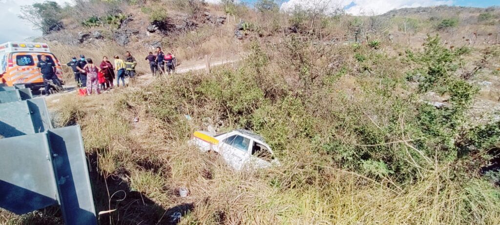 Tres lesionados en accidente carretero, en Chilpancingo