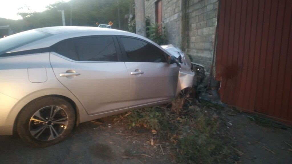 Vehículo se impacta contra una propiedad en Zihuatanejo