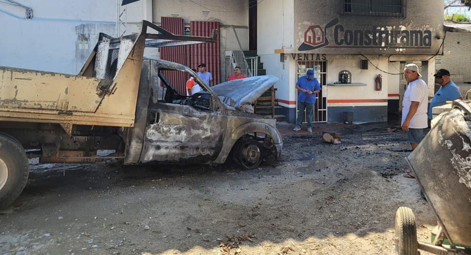 Se incendia camioneta de materiales en Tecpan