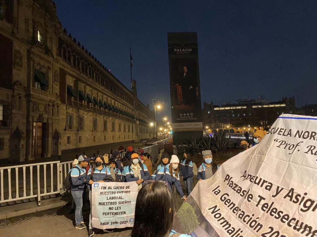 Normalistas de Guerrero demandan plazas de telesecundarias a AMLO en el zócalo de CDMX
