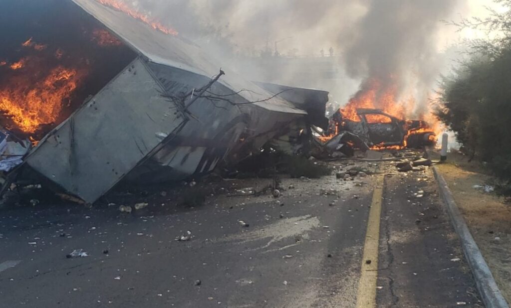 Tráiler embiste camioneta en la autopista México – Guadalajara; un muerto