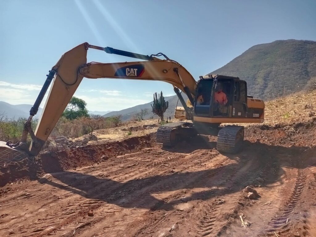 Atiende y rehabilita gobierno del estado socavón en carretera Huamuxtitlán- Cualac, en la región de La Montaña