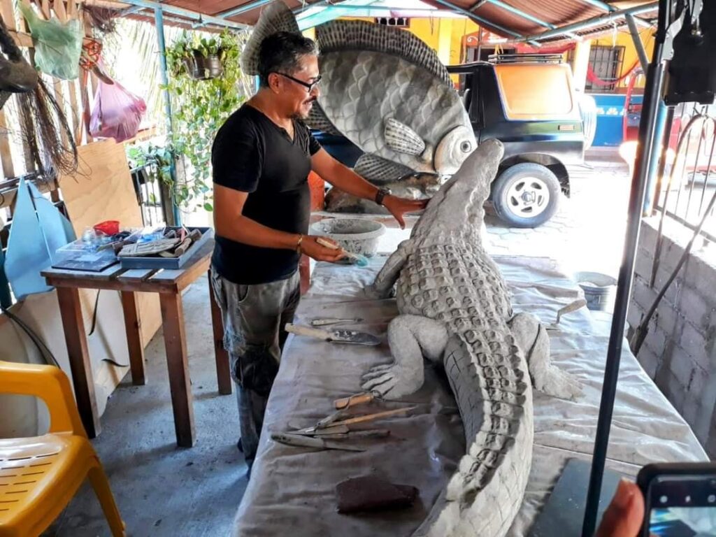 Realiza arte con materiales reciclados en Atoyac