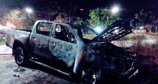 Se incendia camioneta en zona hotelera de Ixtapa