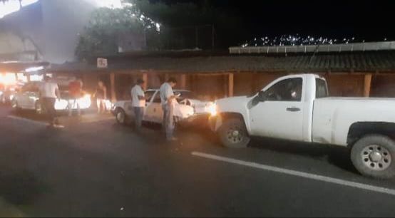 Camioneta choca contra dos taxis en avenida Morelos