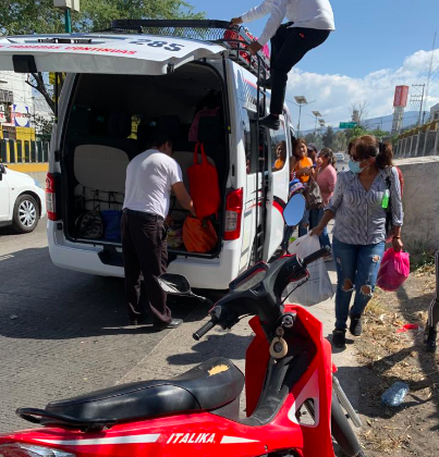 En el bulevar Vicente Guerrero de Chilpancingo… Se impactan 2 jovencitos en motoneta con una urvan; quedaron lesionados