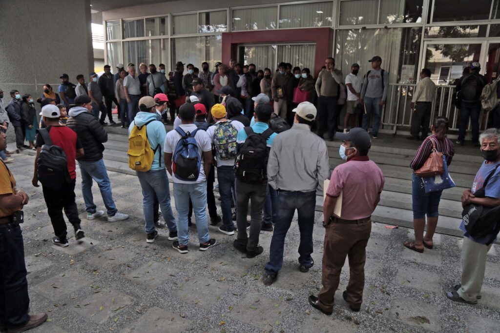 En Chilpancingo… Ciudadanos desalojan a normalistas que tenían tomado edificio estatal
