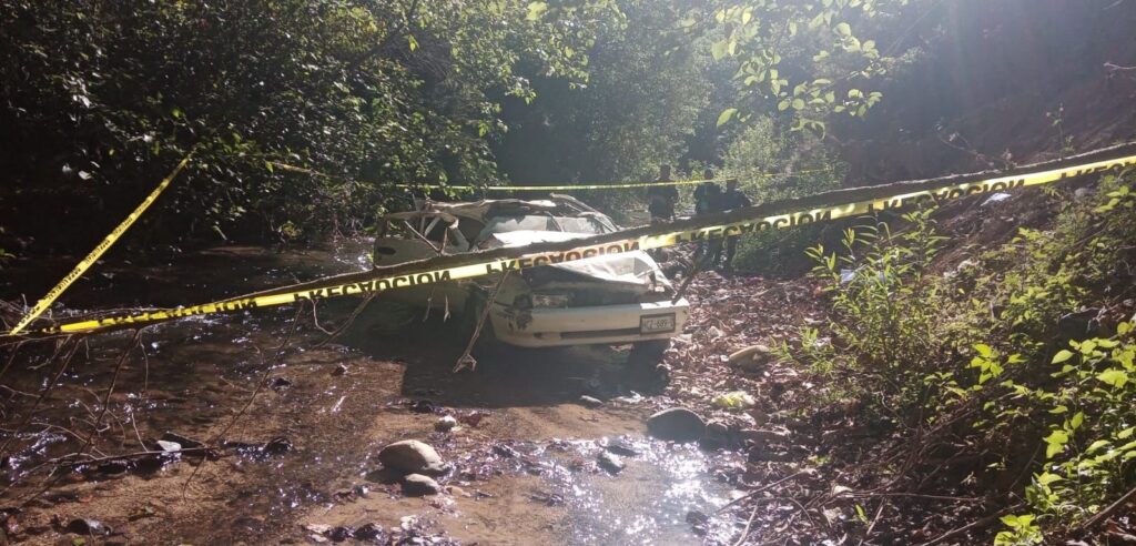 En Acatepec, en la Montaña de Guerrero… Muere un bebé de 4 meses y una joven, al volcar auto y caer a un río