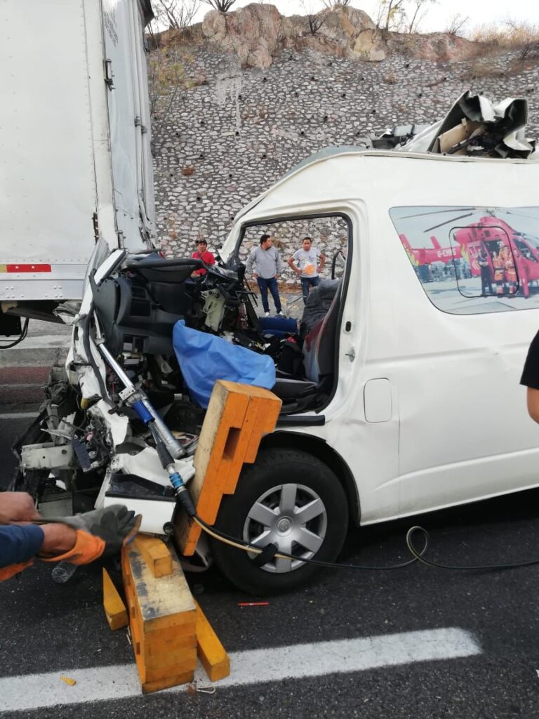 En la Autopista del Sol… Deja 4 muertos y un herido choque de ambulancia contra un camión de carga