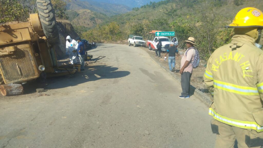 Entre Tlahuizapa y Coacoyulillo, Chilpancingo… Murió aplastado operador de pesada máquina y queda herido un hombre de la tercera edad