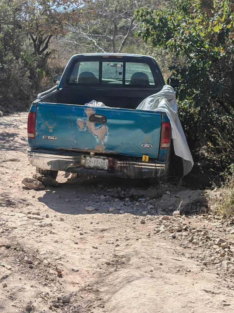 En Chilpancingo… Encuentran a dos hombres asesinados a balazos en la batea de una camioneta