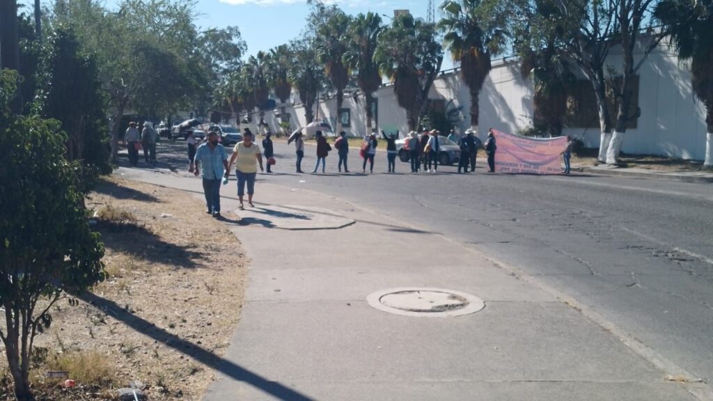 En Chilpancingo… Maestros jubilados bloquean avenidas en demanda de liberación de pagos
