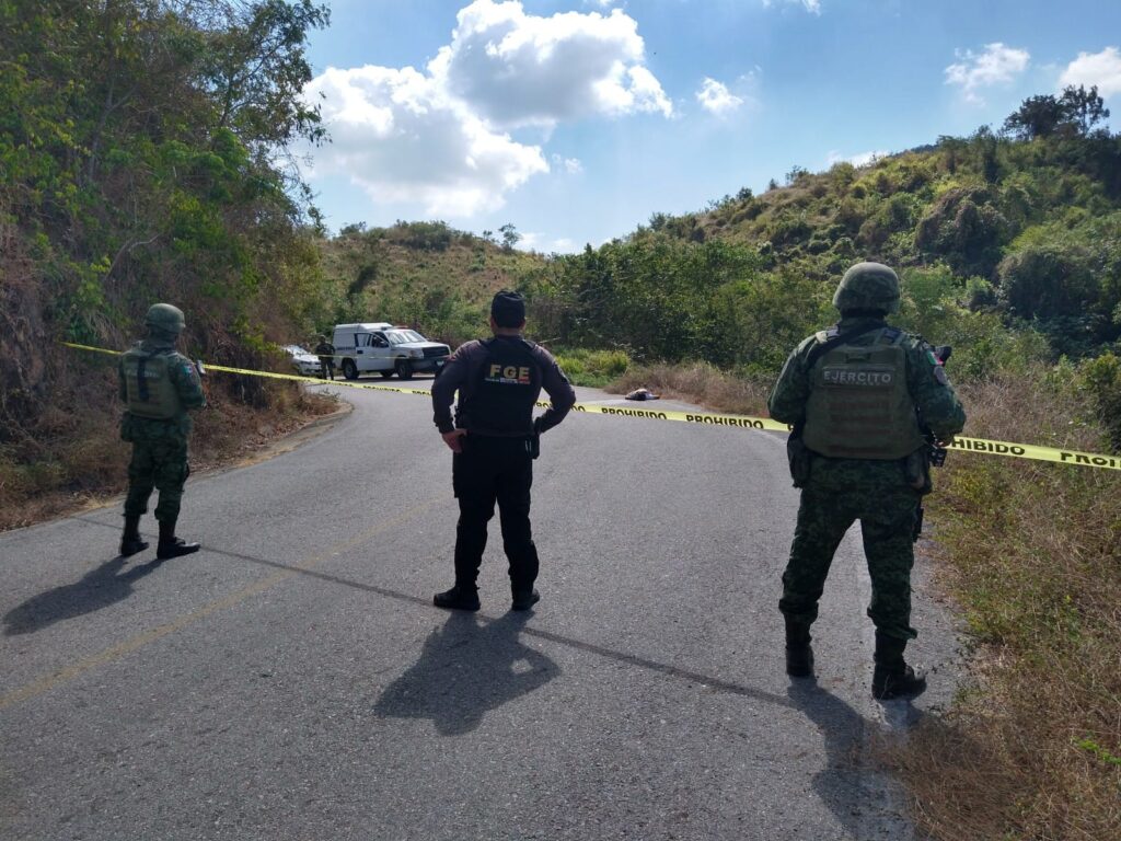 Amarrado de manos hasta atrás… Asesinan con balazos en la cabeza a un joven, cerca de El Pelillo, Acapulco