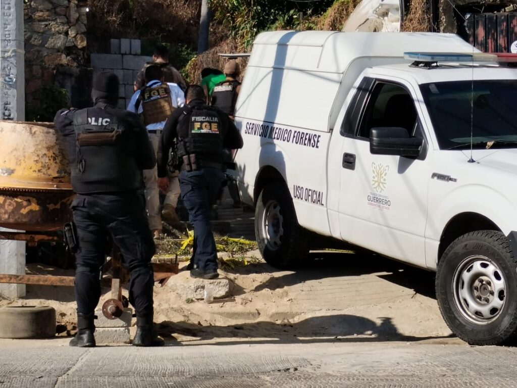 Comando irrumpe en una vivienda y asesinan a dos hombres, en Acapulco