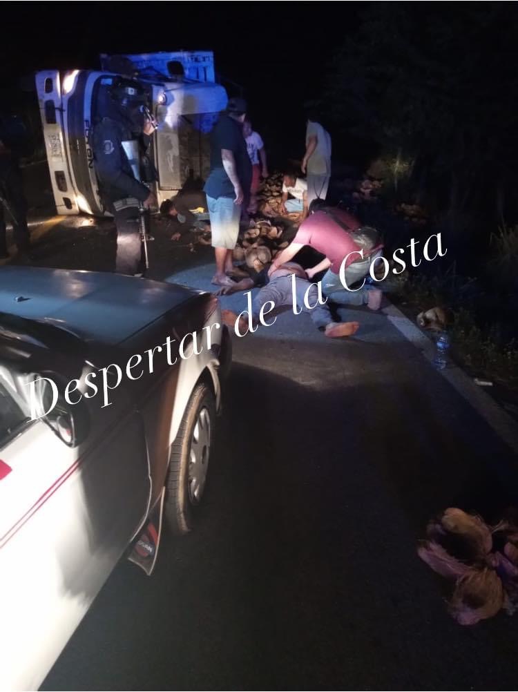 Volcó camión que transportaba cascara de coco; el chofer resultó herido