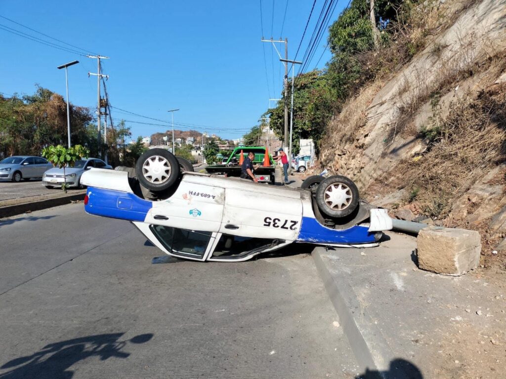 En Acapulco… Choca taxi contra un poste y vuelca; 4 lesionados