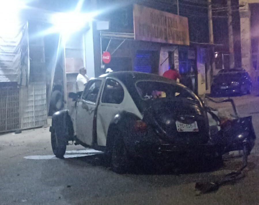 En Acapulco… Choca un VW Sedán: 2 jóvenes murieron y 2 quedaron heridos; el conductor huyó