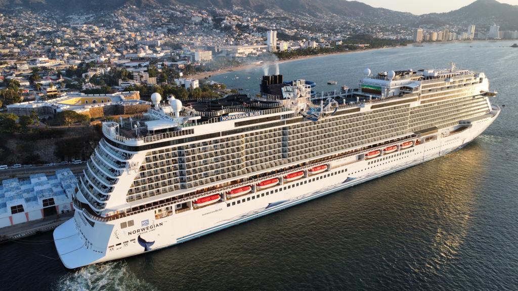Llegan a Acapulco más de 5 mil visitantes en el crucero Norwegian Bliss