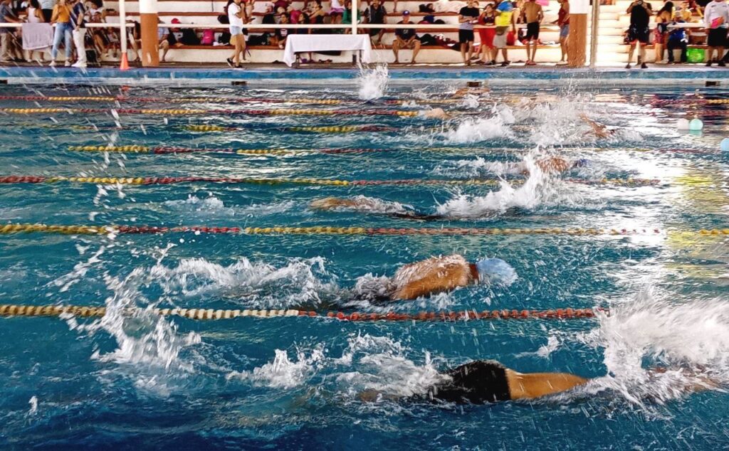 Deportistas del estado de Michoacán cumplen sus pruebas de natación en Zihuatanejo