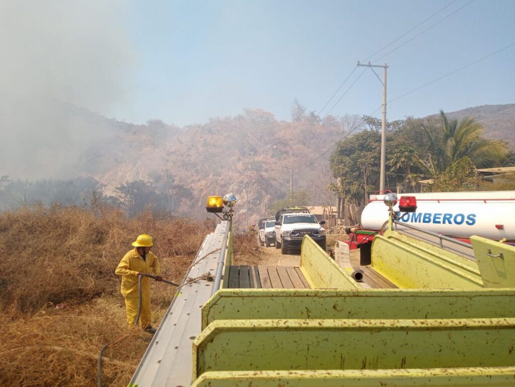 Protección Civil municipal encabeza esfuerzos contra incendio en zona oriente de Zihuatanejo