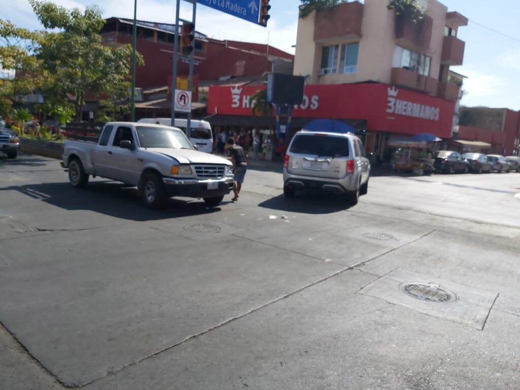 Chocan vehículos en cruce de calles del Centro