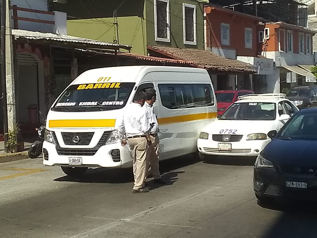Urvan y taxi implicados en choque en avenida de Zihuatanejo