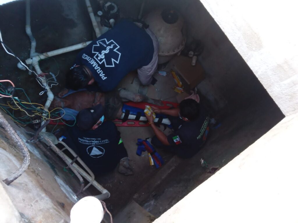En Acapulco… Rescatan a un hombre de la tercera edad que estuvo atrapado 4 días en una cisterna