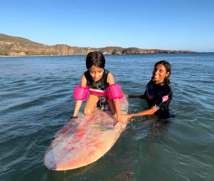 Kristal Hernández abre su escuela de surf en Michoacán
