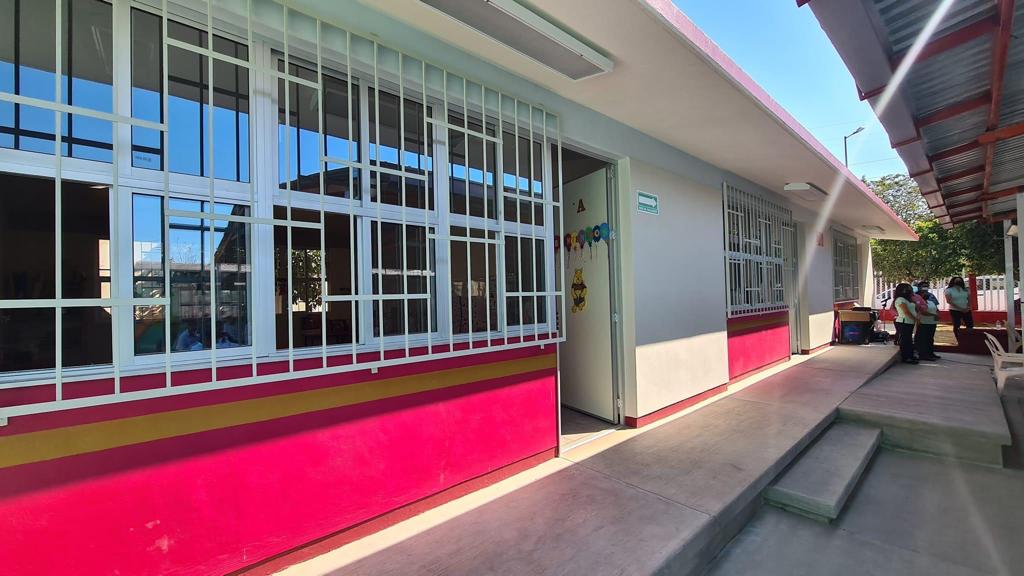Entrega IGIFE obras de infraestructura educativa en Tlaxmalac, en el municipio de Huitzuco