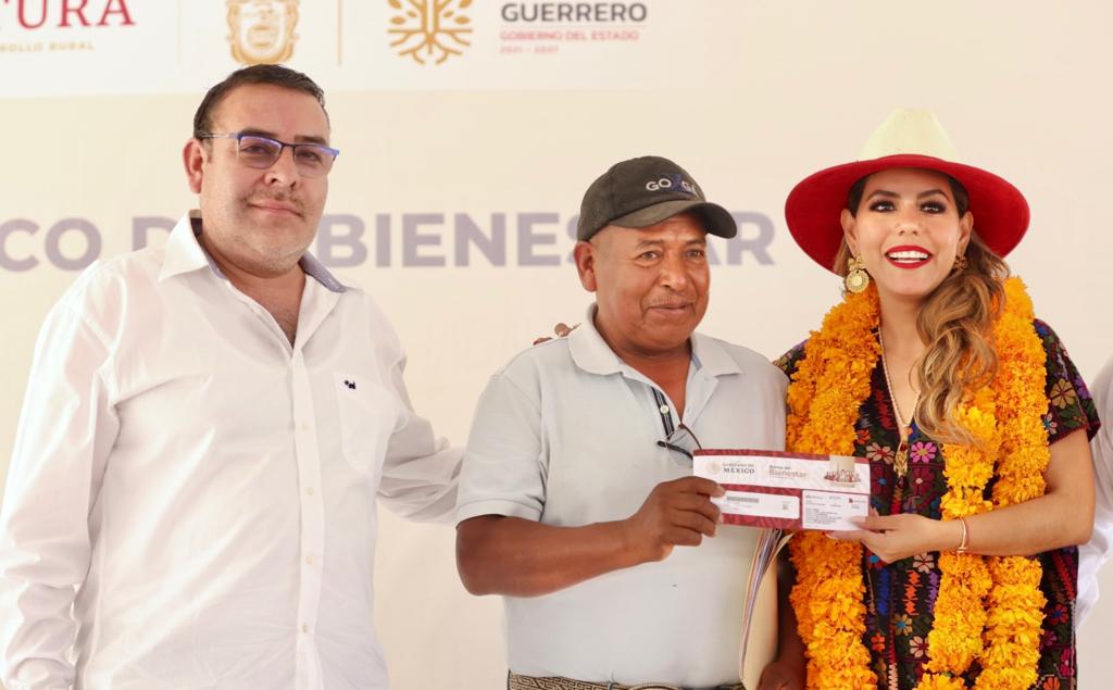 Entrega Evelyn Salgado tarjetas de banco del programa producción para el bienestar 2023 en Chilapa