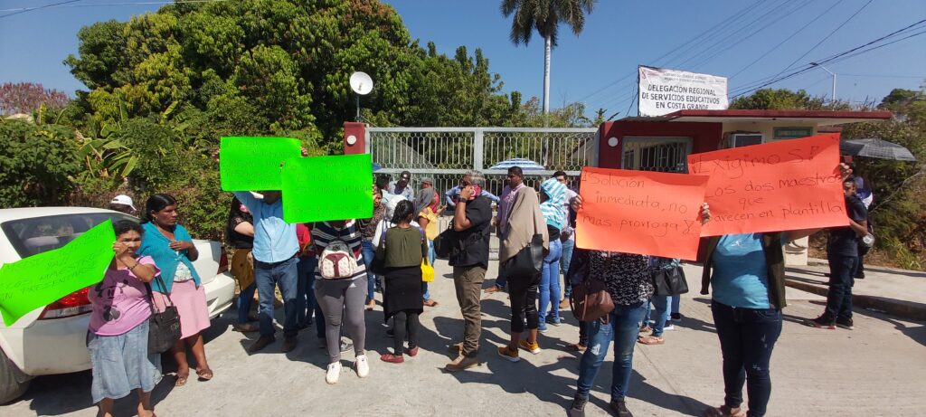 Padres de familia de El Paraiso toman oficinas de la SEG