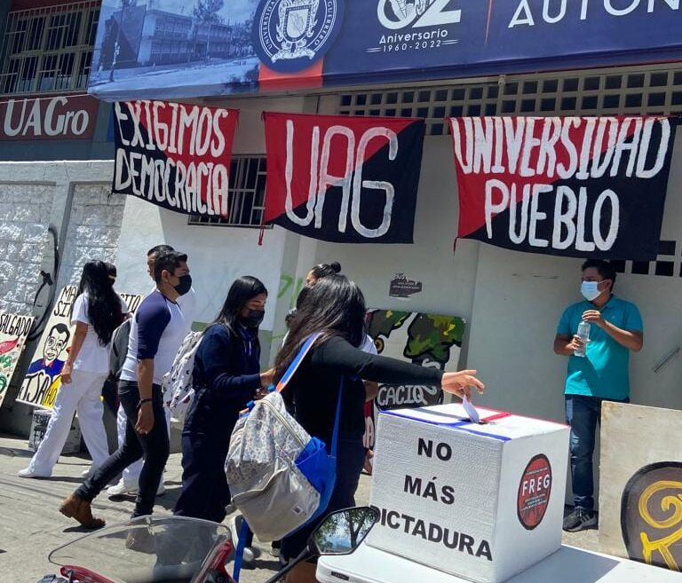 Se unen grupos de la UAGro en contra Javier Saldaña Almazán