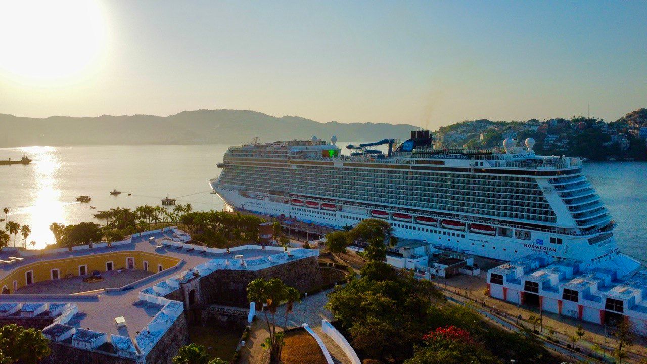 Arriba a Acapulco el Norwegian Bliss, décimo séptimo crucero de la temporada con más de 5 mil 500 visitantes