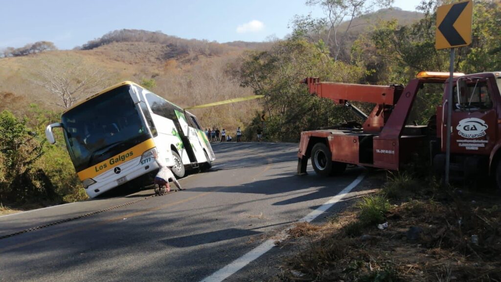 Autobús con pasajeros a punto de caer a un barranco en El Calvario