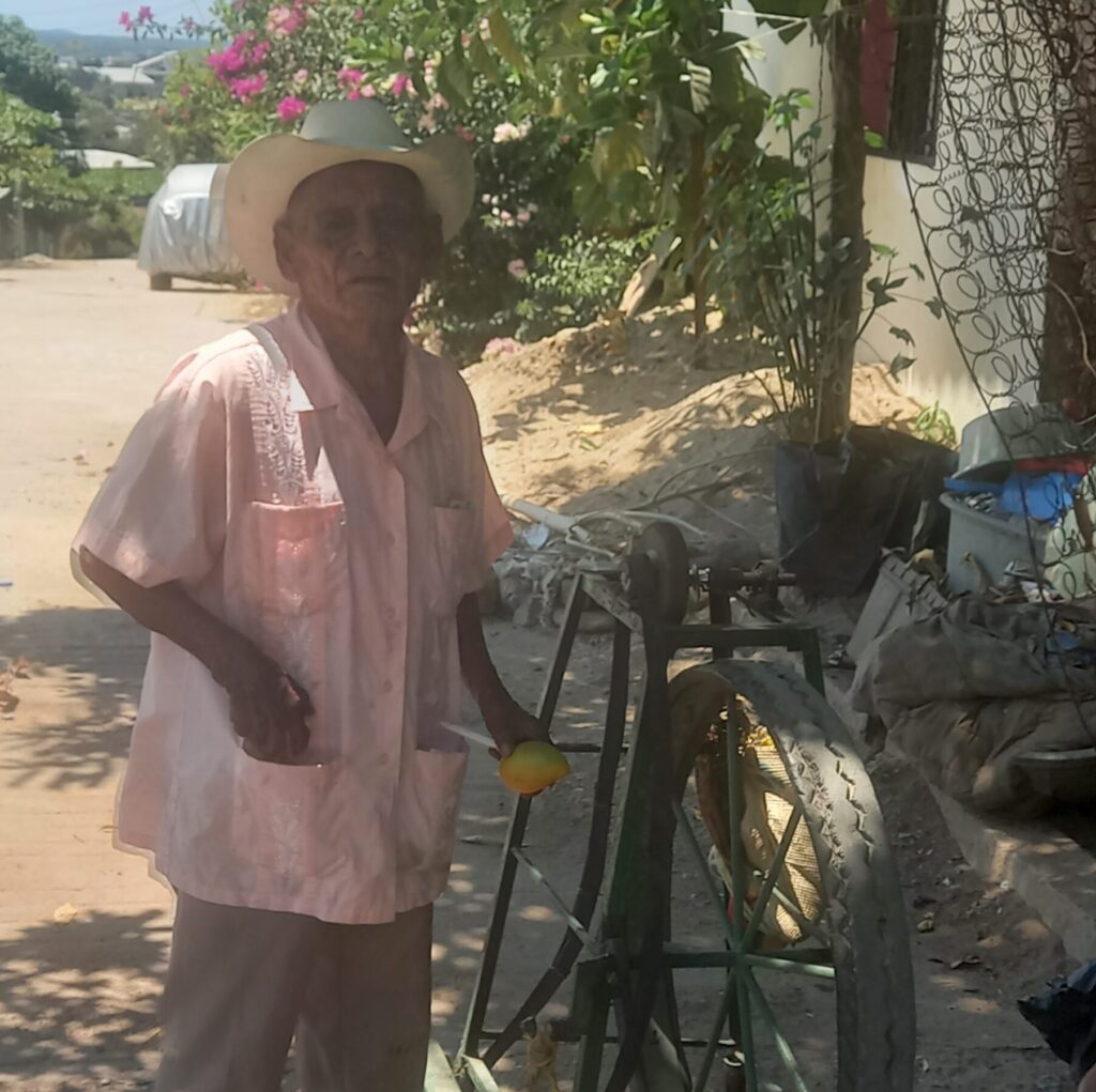 A sus 80 años, todavía es afilador