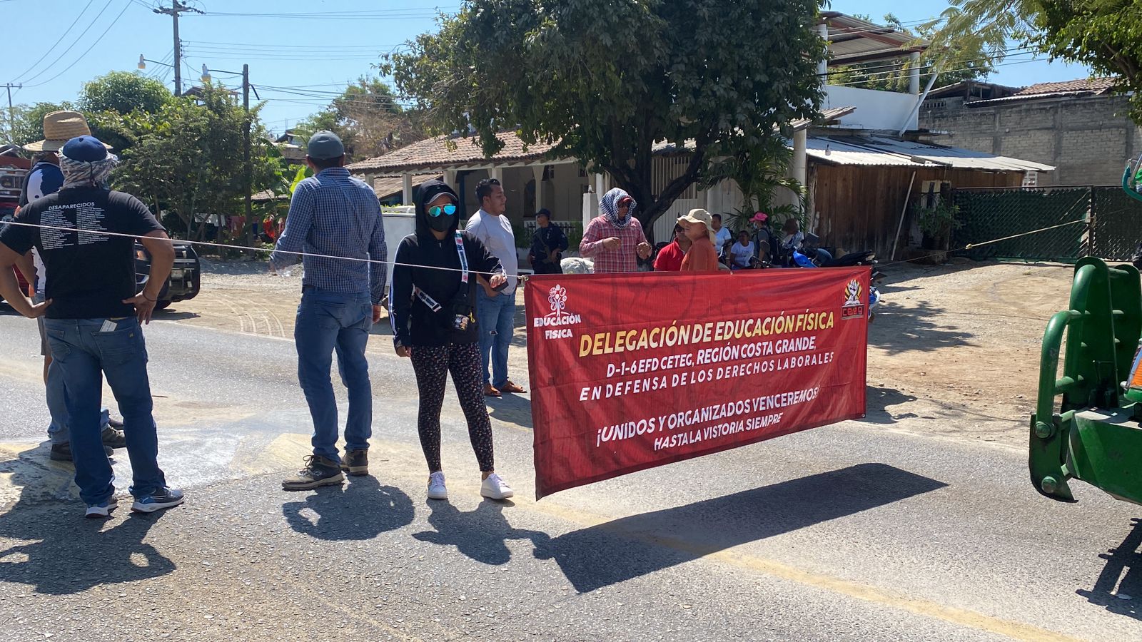 Bloquean cetegistas la carretera en Atoyac