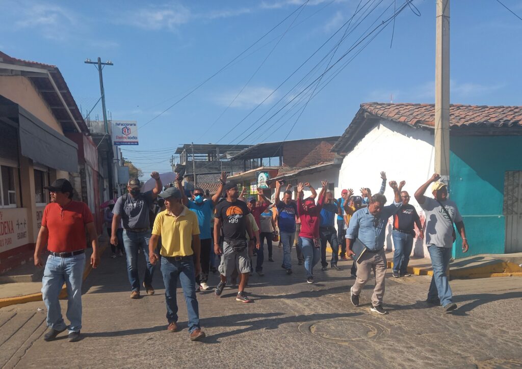 Marchan docentes en Atoyac; piden que los incluyan en nómina federal