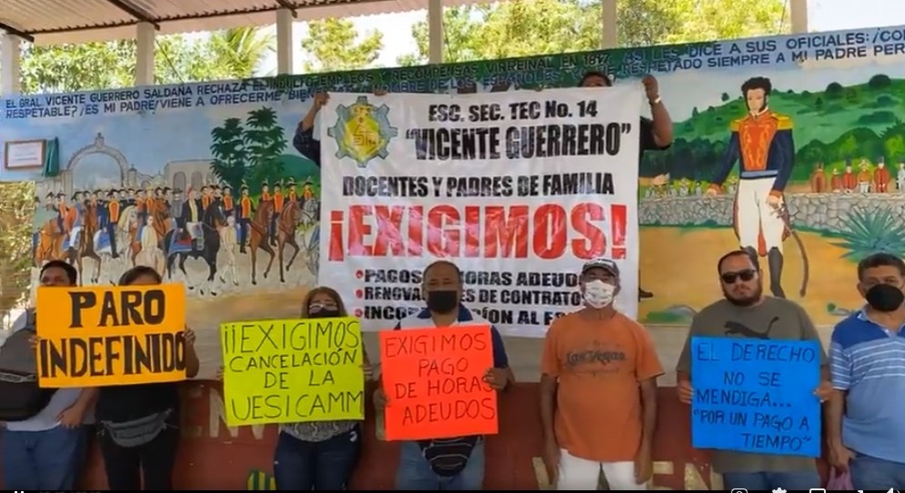 Paran maestros de secundaria en Petatlán