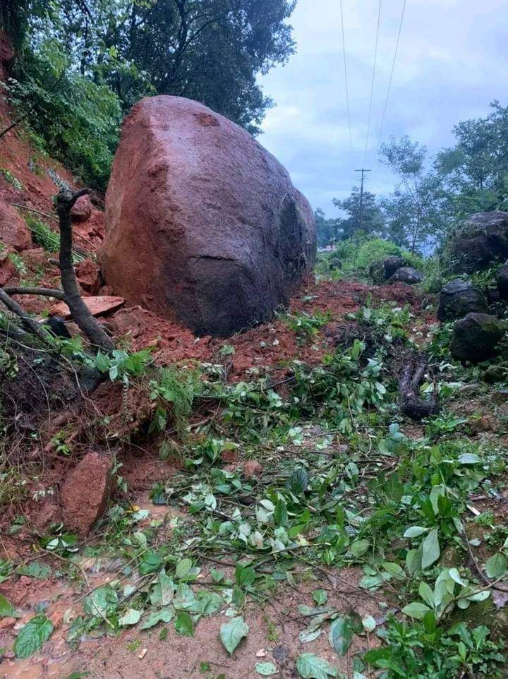 Piden que autoridades retiren piedra que esta tapando la carretera en la comunidad de Santo Domingo