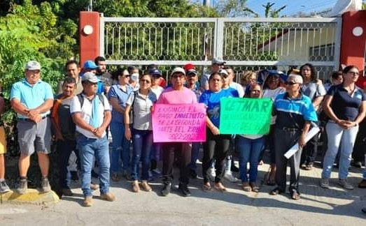 Protestan en Tecpan y Atoyac por falta de pagos a trabajadores de la educación