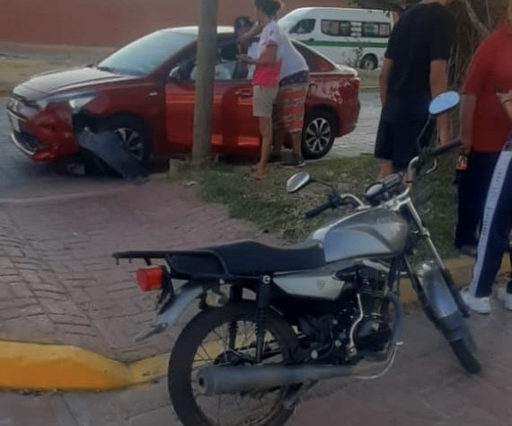 Vehículo choca contra motociclista en céntrica calle de Zihuatanejo 