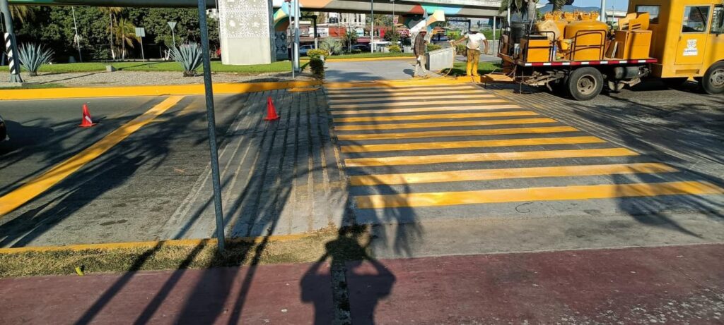 El gobierno del estado implementa programa de pintura en los pasos peatonales en el boulevard de las naciones en Acapulco