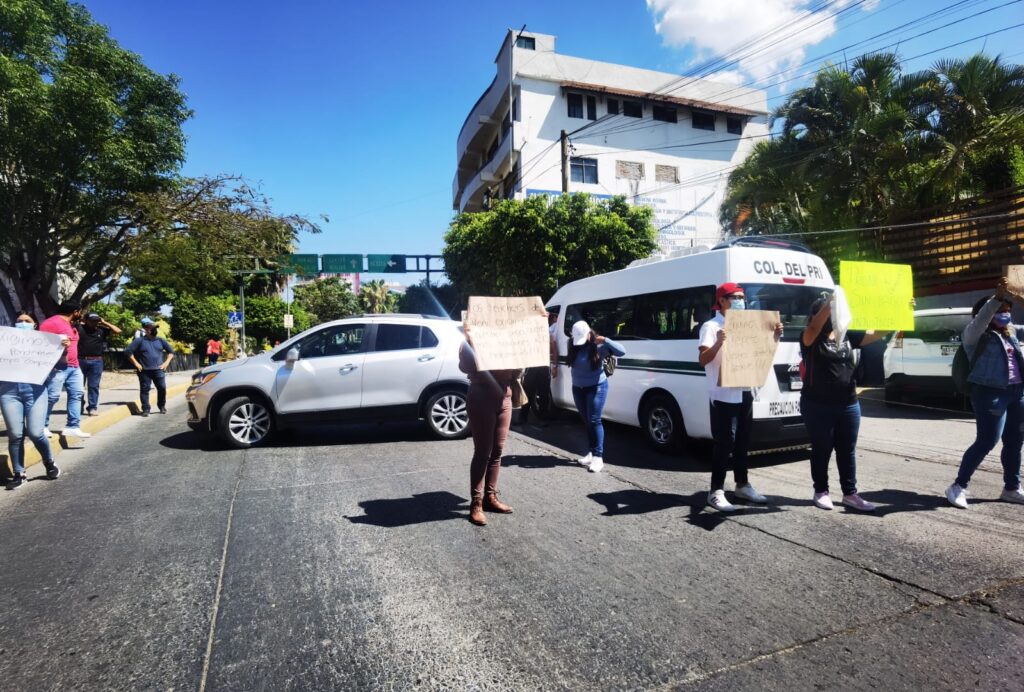 En Chilpancingo… Docentes de inglés bloquean una avenida para que les paguen adeudos