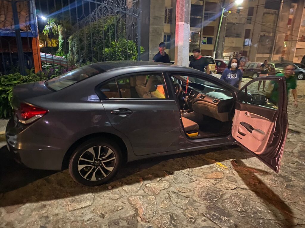 En Acapulco… Ejecutan a balazos a un hombre en su auto cuando llegaba a su casa