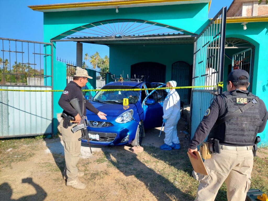 En Coyuca de Benítez… Ejecutan a un maestro dentro de su auto, en el garaje de su casa
