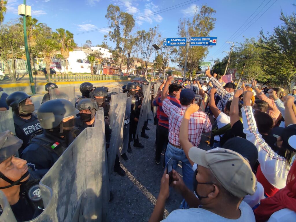 En Chilpancingo… Bloquean el bulevar Vicente Guerrero y son replegados por antimotines