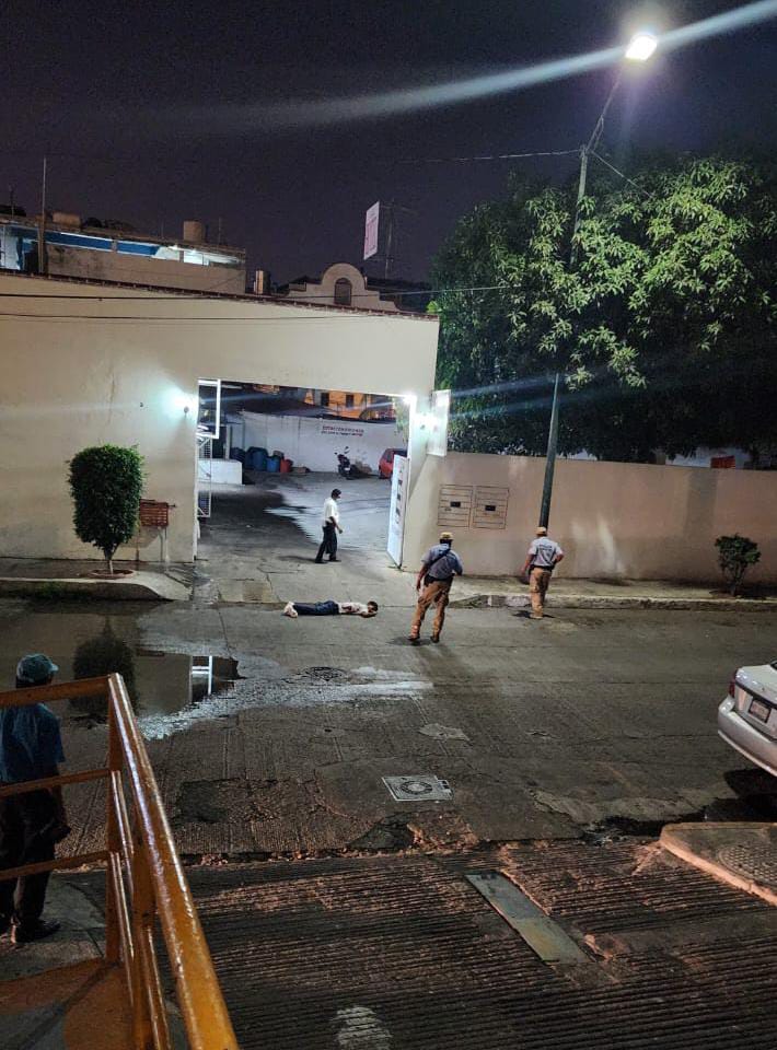 Ejecutan a balazos a un hombre a un lado de plaza Galerías Diana, en Acapulco