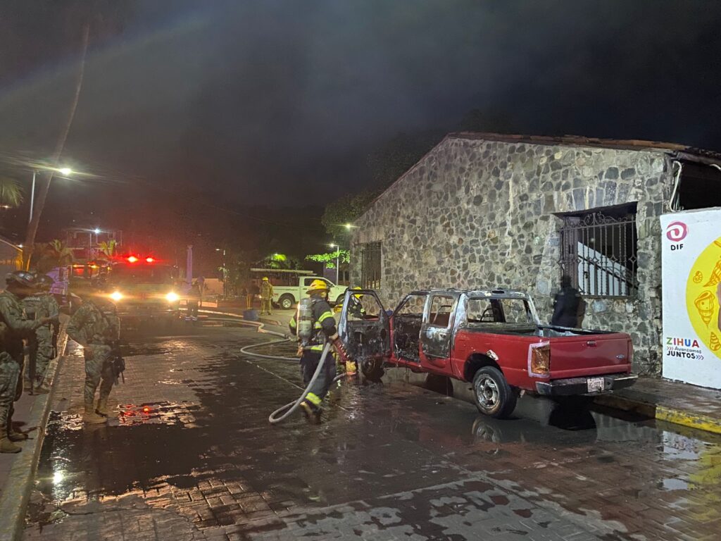 Se incendia camioneta en el Centro de Zihua