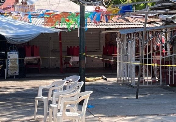 Ataque a balazos en mercado de Acapulco, deja un muerto y un herido