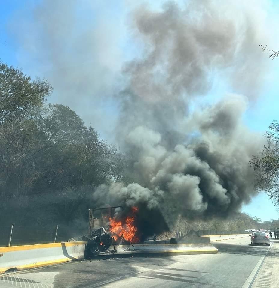 Choca y se incendia tráiler en la autopista del Sol, cerca de La Venta